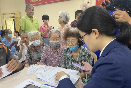 Ngân hàng mở rộng thanh toán không dùng tiền mặt chi trả an sinh xã hội