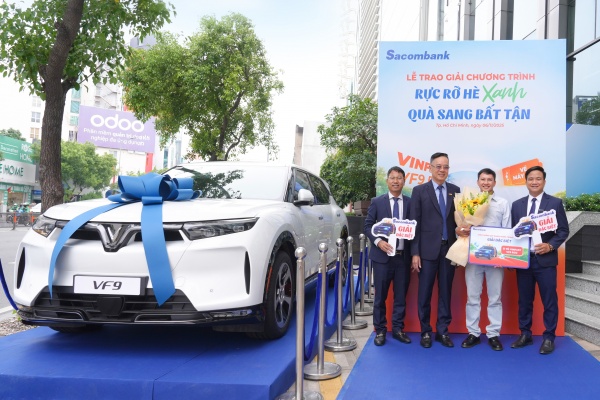 Sacombank trao xe Vinfast VF9 Eco cho khách hàng may mắn