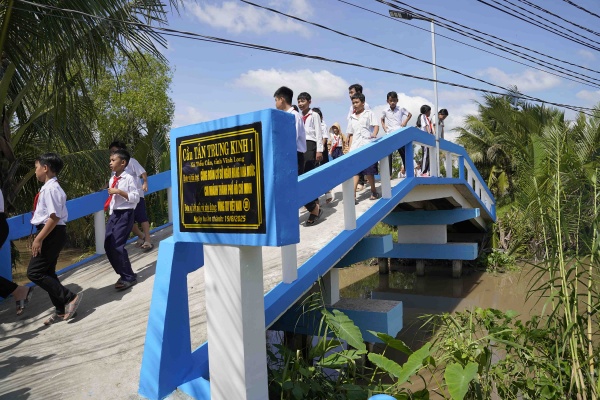 NHNN Khu vực 2 chung sức khánh thành cầu ấp Tân Trung Kinh